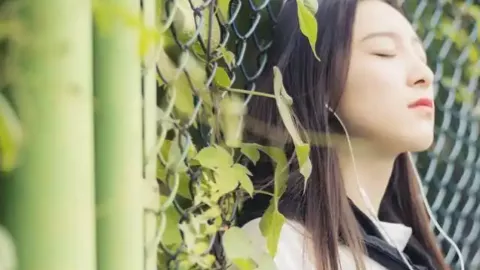 C罗为队友压肩